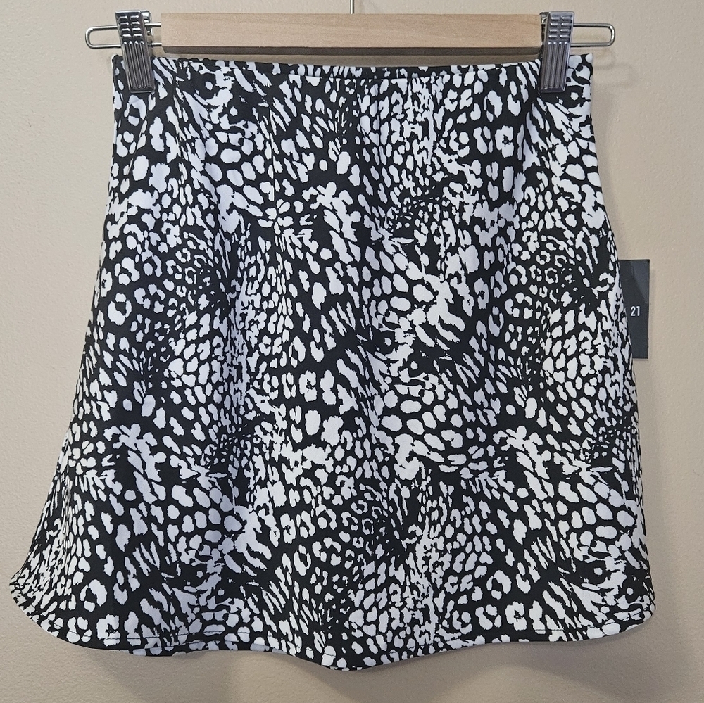 NWT Forever 21 Short A Line Skirt Animal Print Size XS Black/white Elastic Waist